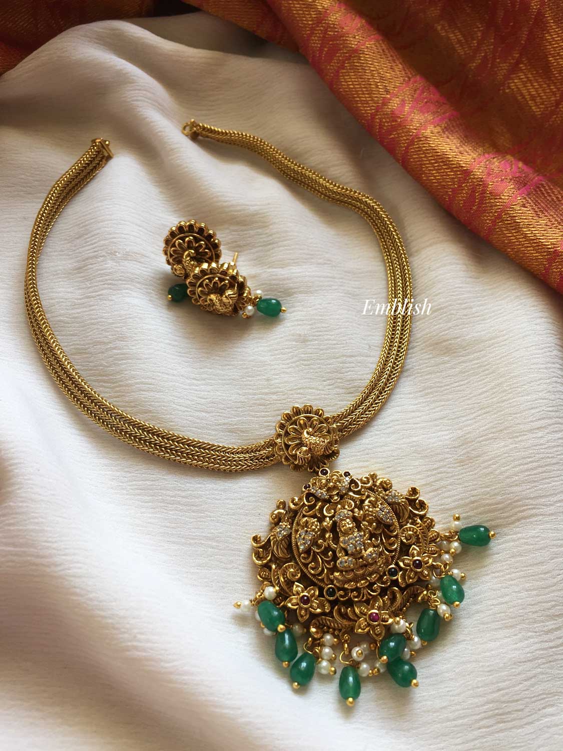Laxmi pendant deals set